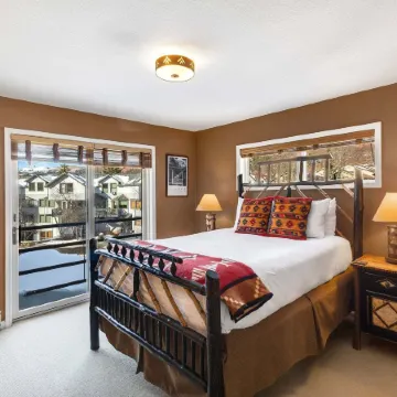 Ski Trip Value! Walk Everywhere, Hot Tub, Top Floor 1 Bedroom Condo by RedAwning