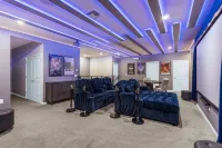 Upstay 32 Guest Mansion - Pool, Hot Tub and Games