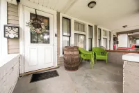 Spacious Duplex for 14 in Downtown - Bungalows