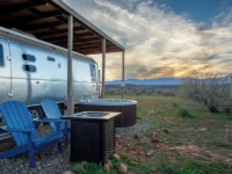 Airstream Near Sedona • Pool • Hot Tub • Mountain Views Hotels in Cornville