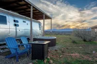 Glamping Airstream, Pool, Hot Tub, BBQ, Mountain Views, Easy access to Sedona!