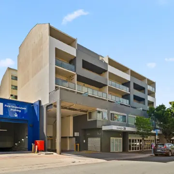 Braddon Retreat: Spacious 1-bed With Parking