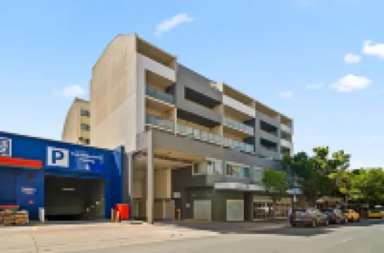 Braddon Retreat: Spacious 1-bed With Parking