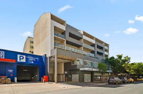 Braddon Retreat: Spacious 1-bed With Parking