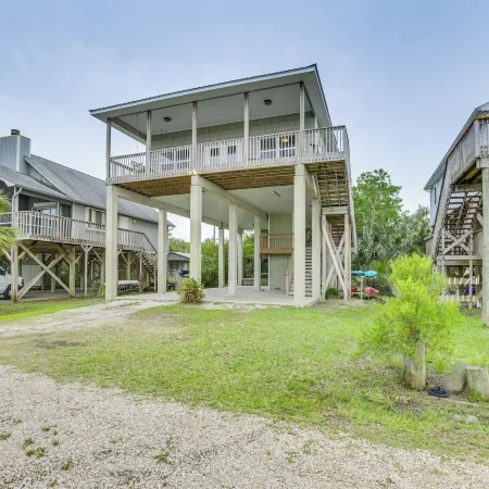 Family-Friendly Waterfront Oasis: 7 Miles to Beach