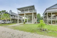 Family-Friendly Waterfront Oasis: 7 Miles to Beach - parking