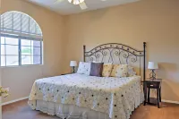 North Phoenix Home w/ Pool: Hike, Swim & Shop! - Parvekkeita