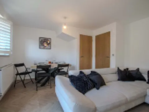 Modern 2-bed House In Swinton - Private Parking Hotels in Swinton