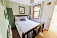 Snug 1 Bed Apartment Hotels in Kings Knowe