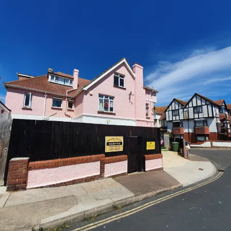 Singer House Beach Holiday Flats with Parking ,Opposite Paignton Pier ,English Riveria