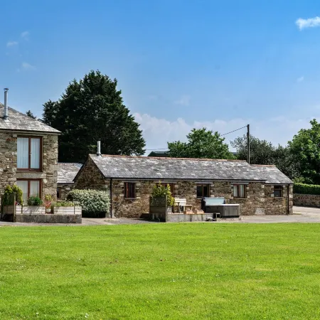 Countryside Cottage With Private hot Tub, No Deposit