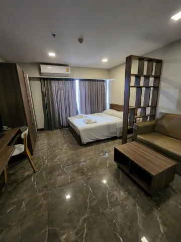 ห้องดีลักซ์เตียงควีนไซส์วิวสระว่ายน้ำ