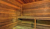 Mountain side Top Floor Condo, heated pool, spa, sauna & short walk to chairlift