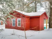6 Mi to Polar Caves! All-season Getaway w/ Sauna Hoteles en Plymouth