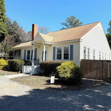 Green Acres - Putting Green, King Bed, Close to Downtown