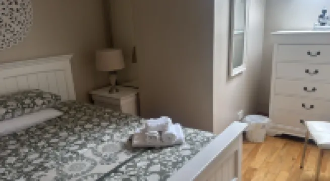 Dernvale House - Double Room - sleeps 2 - 홈스테이