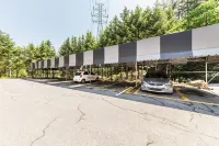 HillHouse Hotel - parking