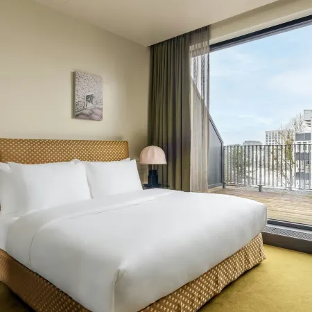 Roomers Munich, Autograph Collection