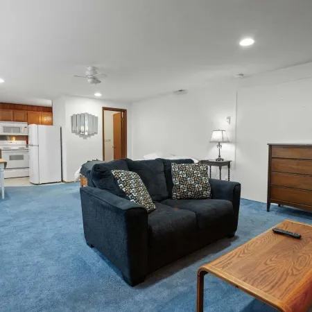 Sunflower Studio - 7 Minutes To Uo & 4 Minutes To Downtown 1 Bedroom Studio
