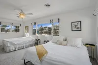 Oceanblock 4 bed / 4 full baths with Courtyard, Outdoor Shower, 2 Decks