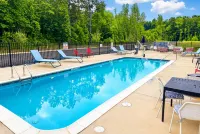 La Quinta Inn & Suites by Wyndham Mebane - Pools