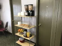 Snowshoe Motel - Breakfast