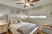 Pool & Dual Decks! Modern Trinity River Retreat - Homestays
