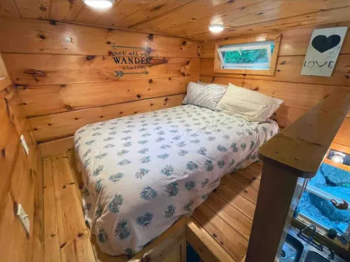 Discover Serenity at TinyFox Cabin: Your Perfect Getaway Surrounded by Nature - 2-Star