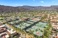 Ironwood Condo: Jacuzzi, Mountain Views, Prime Palm Desert! - Condos