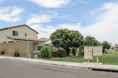 Mackenzie - Private BR w-Shared Bathroom Hotels in Maryvale