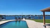 The Dolphin Inn with Views of Tampa Bay & Marina - Pools