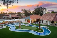 The Lazy Palm Private Lazy River Pickleball - Jacuzzi