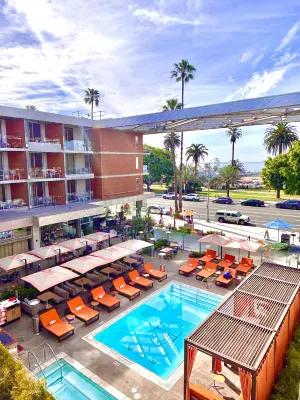 Shore Hotel - parking