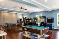 Walk to Beach, Spacious Backyard - Hytter