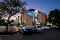 Microtel Inn & Suites by Wyndham Georgetown - parking