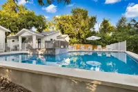 The Grove B Stylish Cottage - Walk to Main - 4-Star