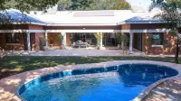 Cosmo Guest House - piscina