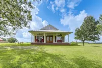 On 174 Acres! Ranch House in Colorado County - Wifi