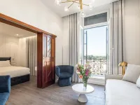 Bella Venezia Hotels near Public Library