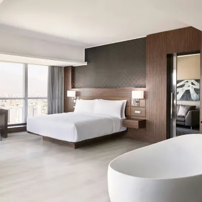 AC Hotel Santiago Cenco Costanera Отели рядом с достопримечательностью «Театр «Кауполикан»»