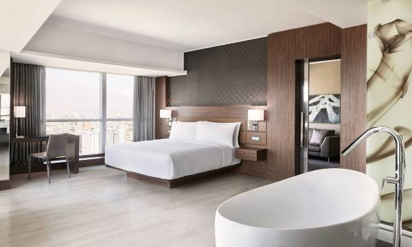 AC Hotel Santiago Cenco Costanera