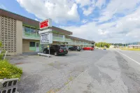 Sonrise Inn Lincoln Hwy by OYO - parking