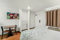 HomeTowne Studios Detroit - Livonia - 2-Star