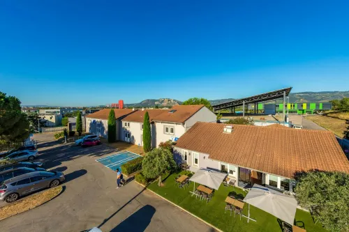 Noemys Valence Nord - Hotel Restaurant - Parkplatz