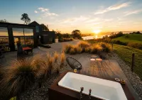 Eco Lux Mapua | Inlet Views, Outdoor Bath & Fire - Apartments