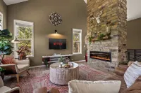Luxe Mtn Retreat, Epic Views, Hot Tub, Stargazing Bed, Firepit, Red Rocks - 4-Star