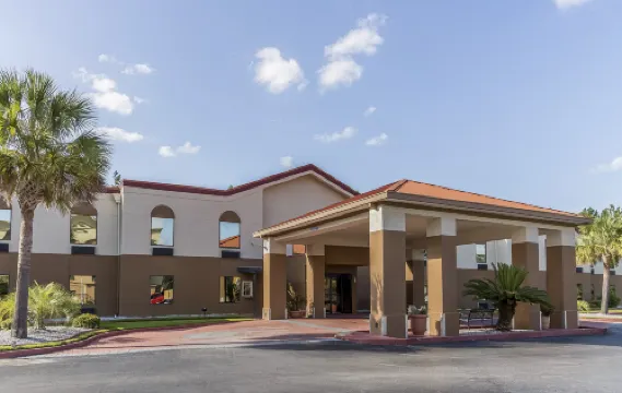 Red Roof Inn & Suites Hinesville - Fort Stewart Hotels in Hinesville