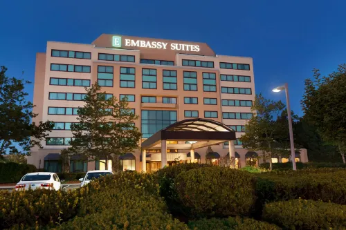 Embassy Suites by Hilton Boston Waltham - С баром