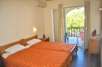 Holiday Apartments "yannis" on Agios Gordios Beach in Corfu