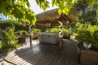 Villa with Spa, Pool and View of St Tropez's Gulf - Boutique